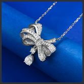 قلادة على شكل فيونكة من المويسانيت من الفضة الإسترليني S925